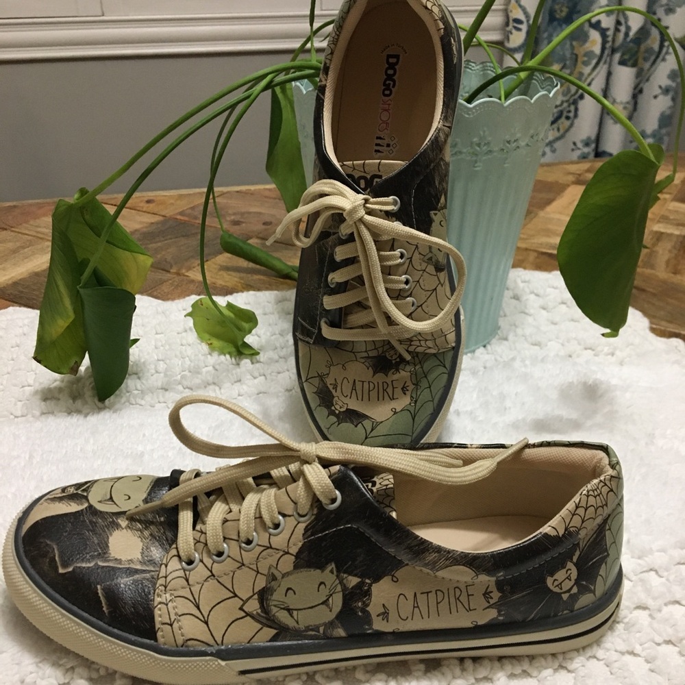 DoGo hand painted vegan ‘Catpire’ sneakers - Picture 4 of 16